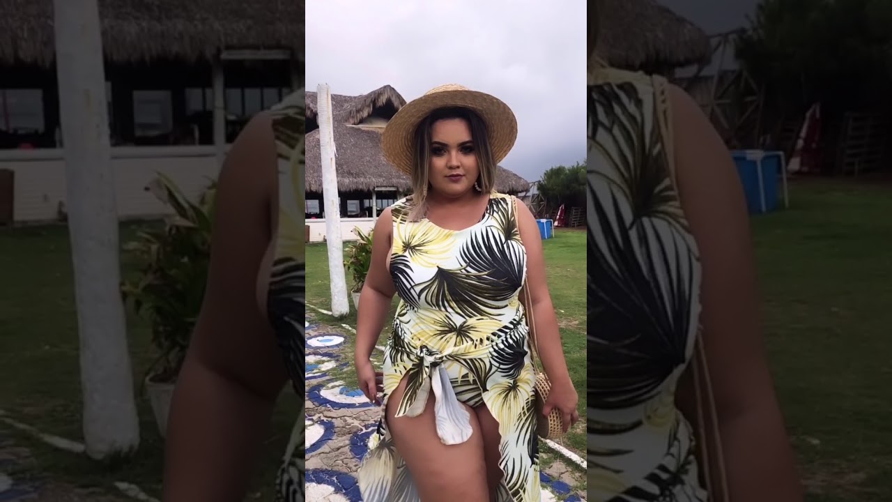 Maiô com saída de praia pareô beachwear