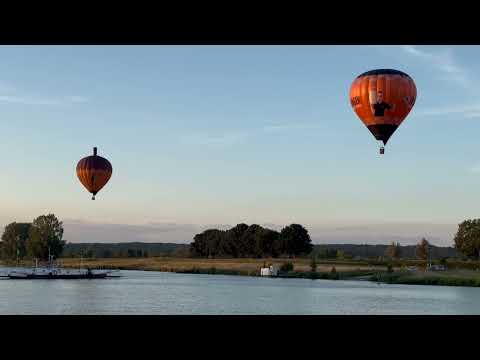 Luchtballonnen passeren Martinuskerk op weg naar Noord-Limburg