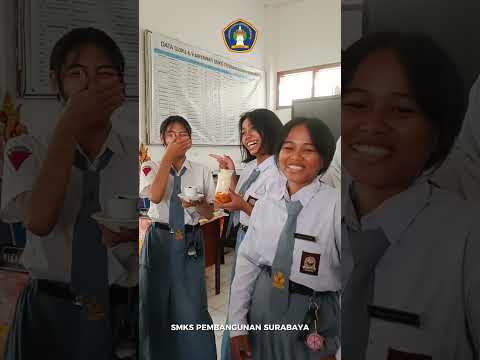 Praktik F&B Service & Product bersama kelas XII Perhotelan SMKS Pembangunan Surabaya.