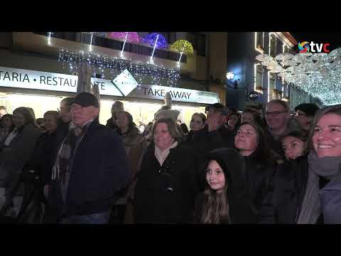 Uma multidão encheu a Rua Luís de Camões no Ensaio Aberto da Banda Alvarense