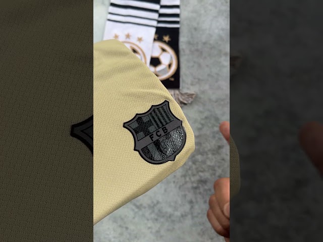 Vídeo relacionado con FC Barcelona Equipación de Portero Niños Temporada 25/26, Camiseta y Pantalón Verde, Réplica Oficial Joan Garcia, Unisex, 12 Años