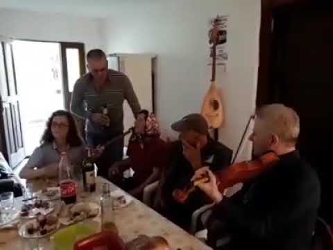 Miroslav Marić s majkom pjeva