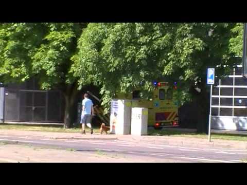 Ambulance 15-111 Delft met spoed naar de Sint Jorisweg in Delft