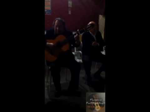 Manuel Pititi cantando y tocando por bulerias en el Puerto de Santa Maria