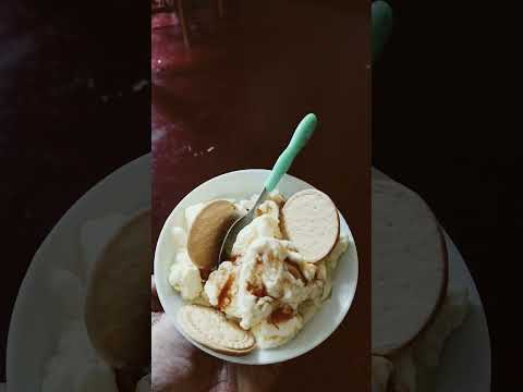 Ice cream with Mari biscuits and tickle