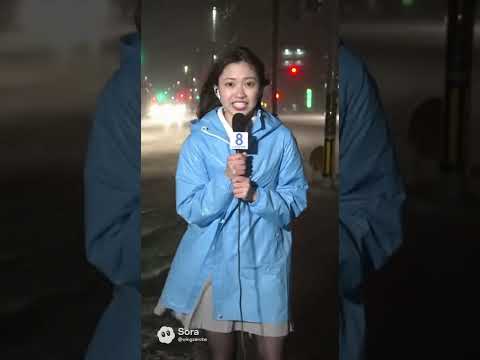 ミニスカ女子アナの中継中に台風でバケツが顔面直撃