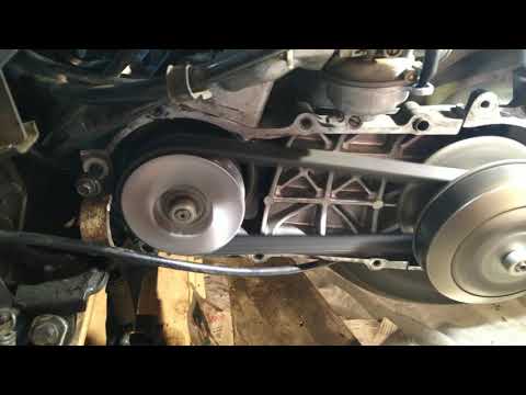 Как поменять ремень на скутере видео. Как поменять ремень вариатора на скутере 50. Ремень вариатора на скутер 139qmb 12 колесо. Как одевается ремень на скутер. Как поменять ремень вариатора на скутере 50.
