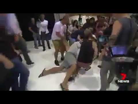 بالفيديو:شاب يضرب نائب استرالي ببيضة بعد اتهام المسلمين بمسؤولية مذبحة نيوزلندا