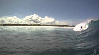 preview picture of video 'Marcos surfing Macarronis - Mentawai 2010'