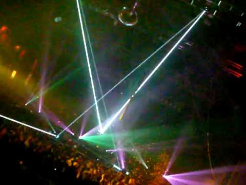 Junior Vasquez plays his mix of Billie Ray Martin "Systems of silence"