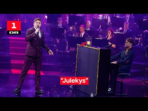 Fyr og Flamme - Julekys (LIVE) | DR's store Juleshow | DR1