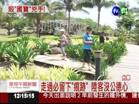 勸不聽! 陸客爬野柳岩石拍照