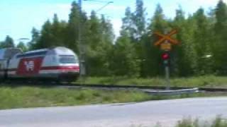 preview picture of video 'Electric Train & Grade Crossing Signals'