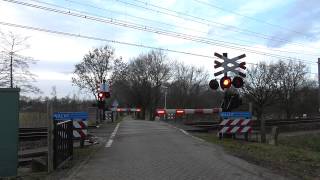 preview picture of video 'Spoorwegovergang Gramsbergen/ Passage a Niveau/ Railroad-/ Level Crossing/ Bahnübergang'