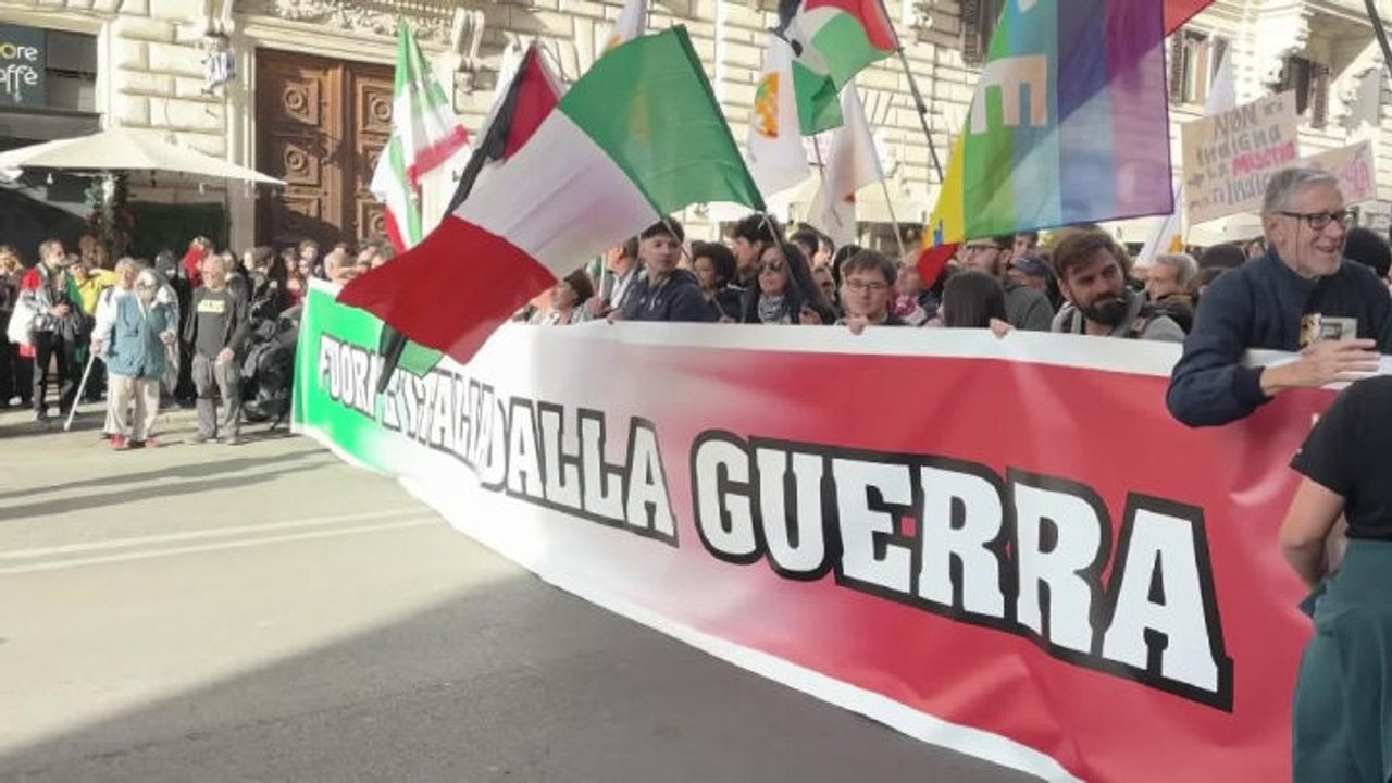 'Fuori l'Italia dalla guerra', l'enorme striscione alla manifestazione a Roma