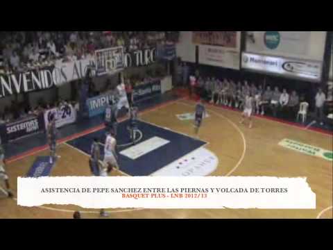 Asistencia de Pepe Sánchez entre las piernas para volcada de Torres