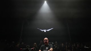 Vom Altar in den Club: Der portugiesische Priester, der Arenen füllt