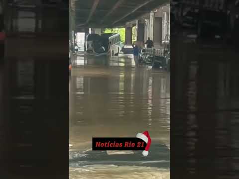 ROMPIMENTO DE TUBULAÇÃO DE ÁGUA EM SÃO CRISTÓVÃO NA RUA FIGUEIRA DE MELO.