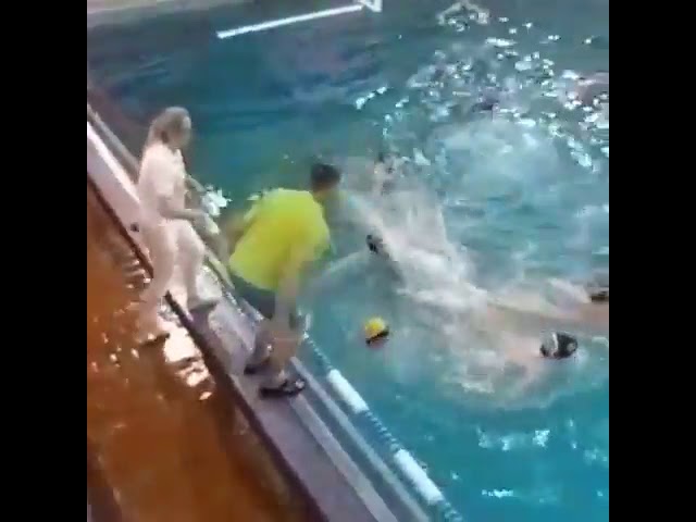 Тренер устроил драку во время игры по водному поло