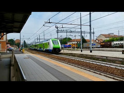 Transito nella stazione di Gallarate del nuovo treno Caravaggio di Trenord