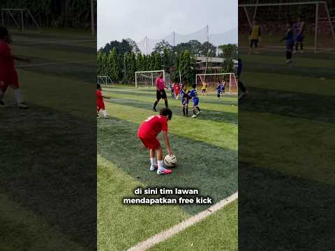skor sekarang 1-1 apakah tim lawan bisa cetak gol lewat free kick ini?