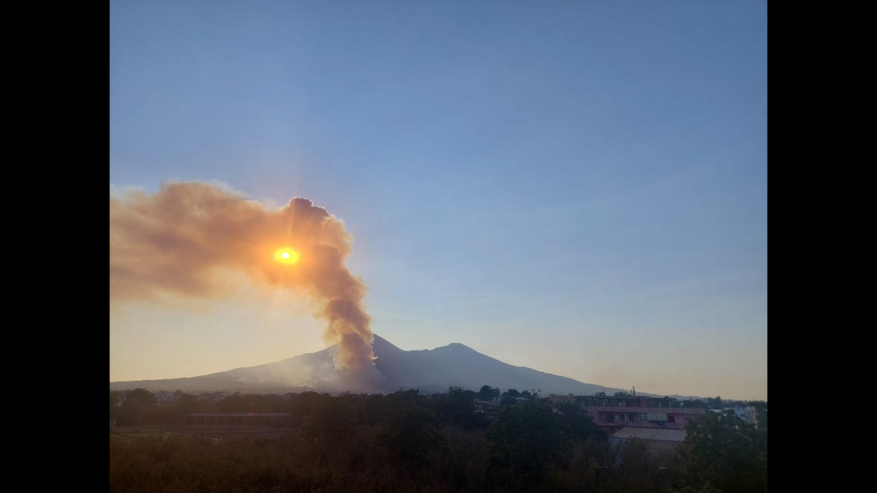 Vesuvius National Park Wildfire Intensifies, Firefighting Operations Underway
