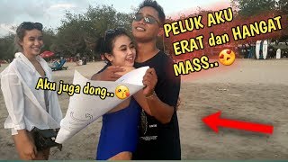 Download lagu HUG ME ITS MY BIRTHDAY, PELUK CEWEK BULE DAN LOKAL BIKIN KATAGIHAN, #CHALLENGE mp3