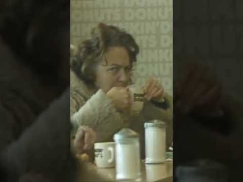 Dunkin dos anos 80 era… diferente. #ReelsVideo #DunkinDonuts #donuts #coffee #80s #nostalgia #boston