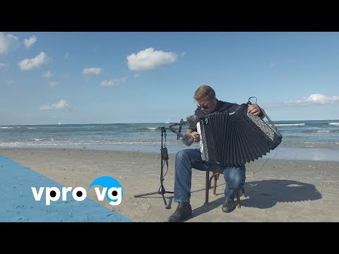 Accordeonist Mario Batkovic performs on the beach (live @ITGWO 17)