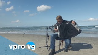 Accordeonist Mario Batcovic performs on the beach (live @ITGWO 17)