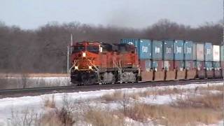 preview picture of video 'BNSF action west of Emporia KS with snow.'