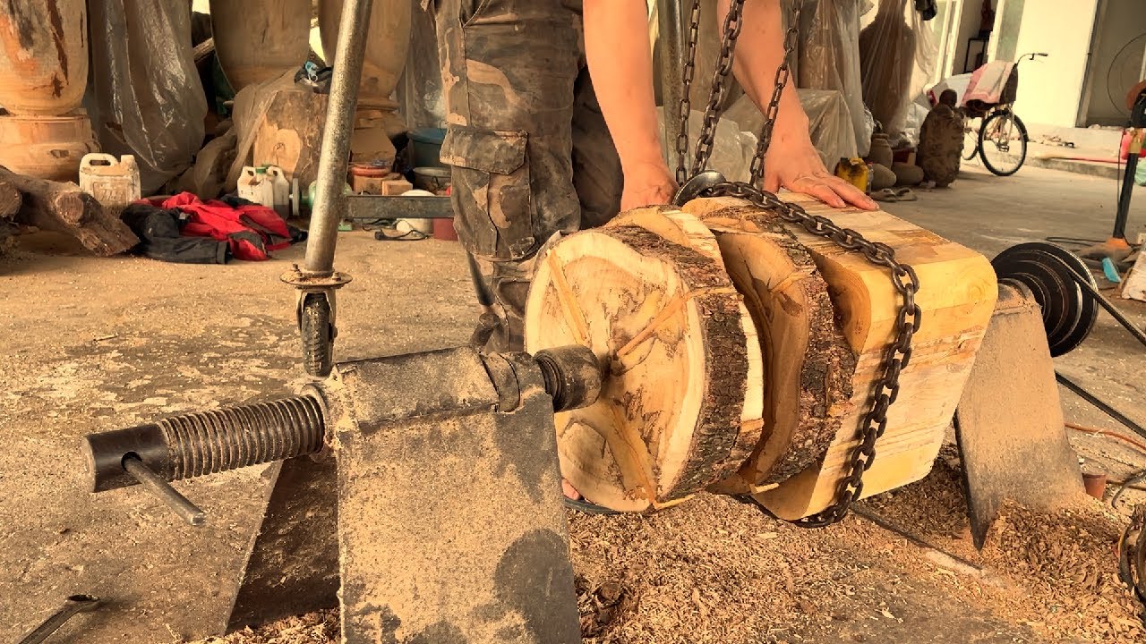Dangerous Wood Lathe - Watch The Carpenter Hard At Work Creating This Eye-Catching Vase