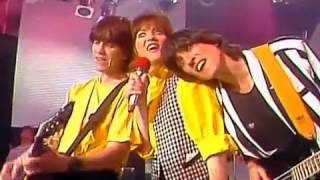 Katrina &amp; The Waves - Walking On Sunshine (LIVE) (1985) (HQ)
