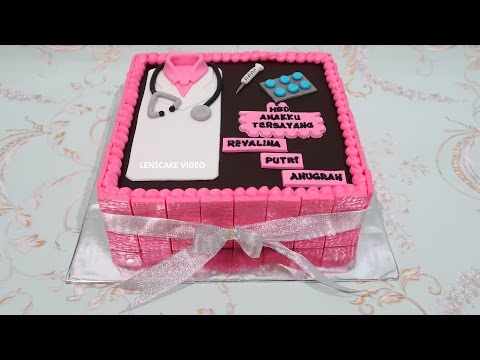 Latihan pada bola kebugaran untuk kaki pelangsing Gadis bagaimana untuk membersihkan sisi dan perut