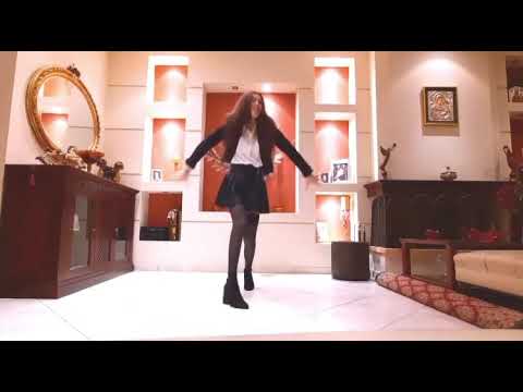 Girl dancing to Heart Attack by Chuu