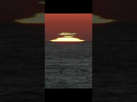 The Mysterious Green Flash At Sunset: Real Or Myth? #greenflash #sunset #greenlights