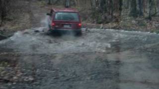 preview picture of video 'Jeep Cherokee driving thru waterhole on trail by Grand Marais,Mi. with friends'