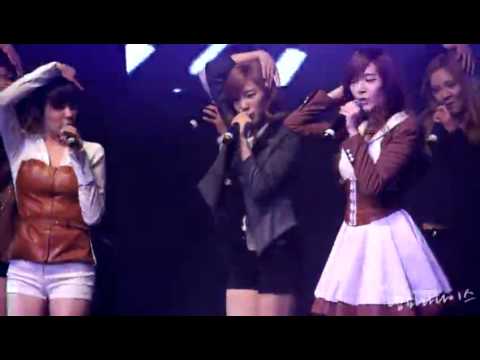 [111117] Taeyeon Sunny #Coway Concert (Static Hair Incident)