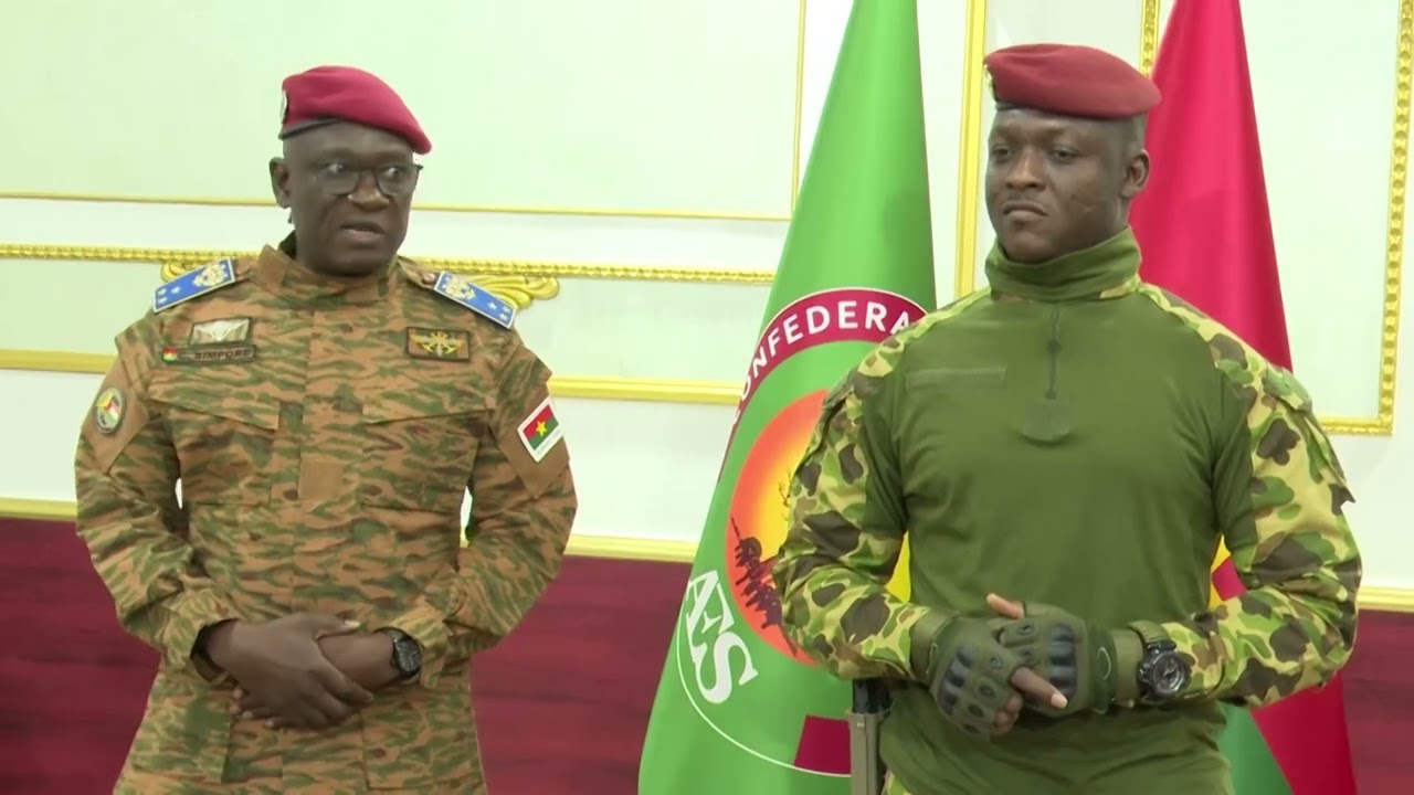 Le Général de division Célestin SIMPORÉ reçoit ses attributs des mains du Président du Faso.