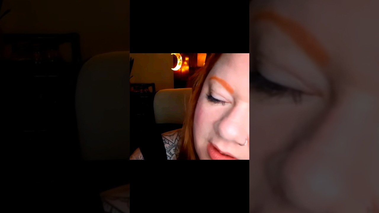 #reading #asmr #dansk #relaxing Læser op fra en bog 📖