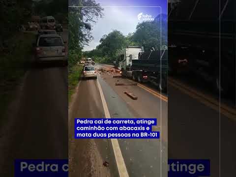 Pedra cai de carreta, atinge caminhão com abacaxis e mata duas pessoas na BR-101