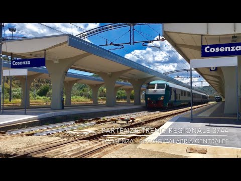 Una coppia di regionali in arrivo e partenza nella stazione di Cosenza