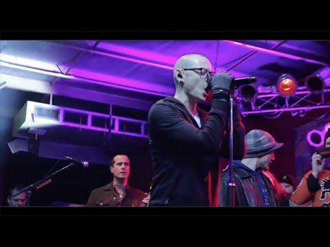 CHESTER BENNINGTON performs Sex Type Thing (LIVE) with STP for fans before STL show