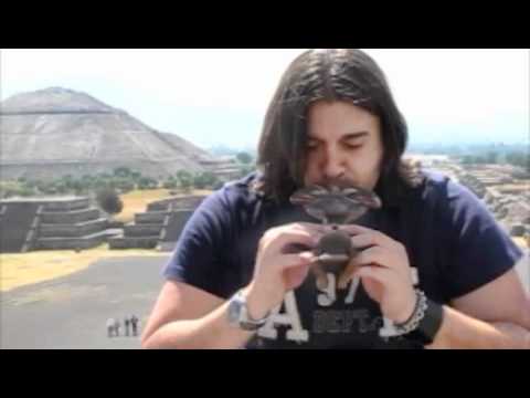 Lester Paredes tocando Flauta Azteca en Las Piramides de Teotihuacan - Mexico
