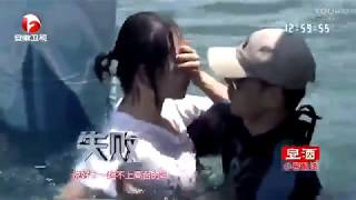 美女闯关落水, 与救生员水中拉丁, 那一刻尴尬了! video