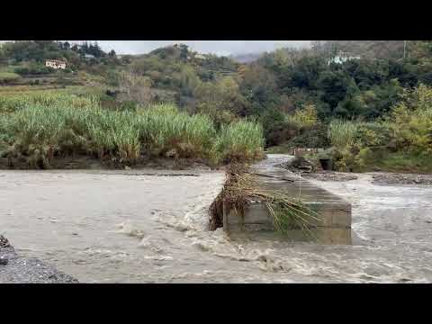 Serra Riccò: il guado non c'è più, oltre 15 auto restano intrappolate dai campi