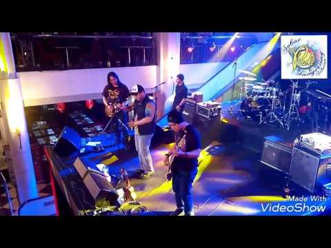 Satu satu - Iwan Fals ( Musikimia Cover in Jazz nite 19 Desember 2014 @ Cilandak Town Square )