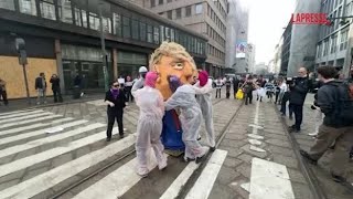 Milano, bruciato un busto di Trump durante una manifestazione studentesca
