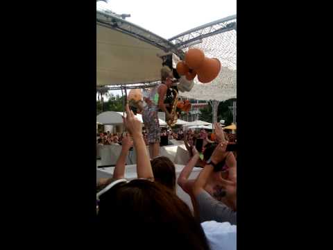 Lovely Laura playing Jubel at Hed Kandi