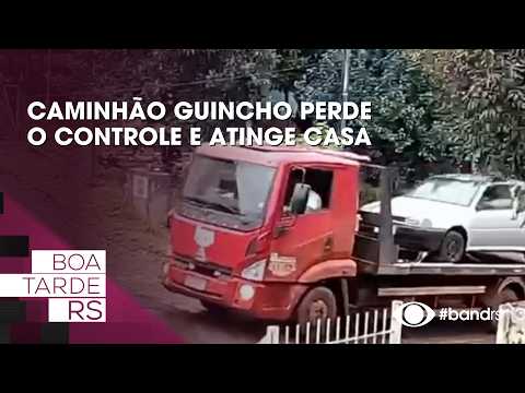 Caminhão guincho perde o controle e atinge casa